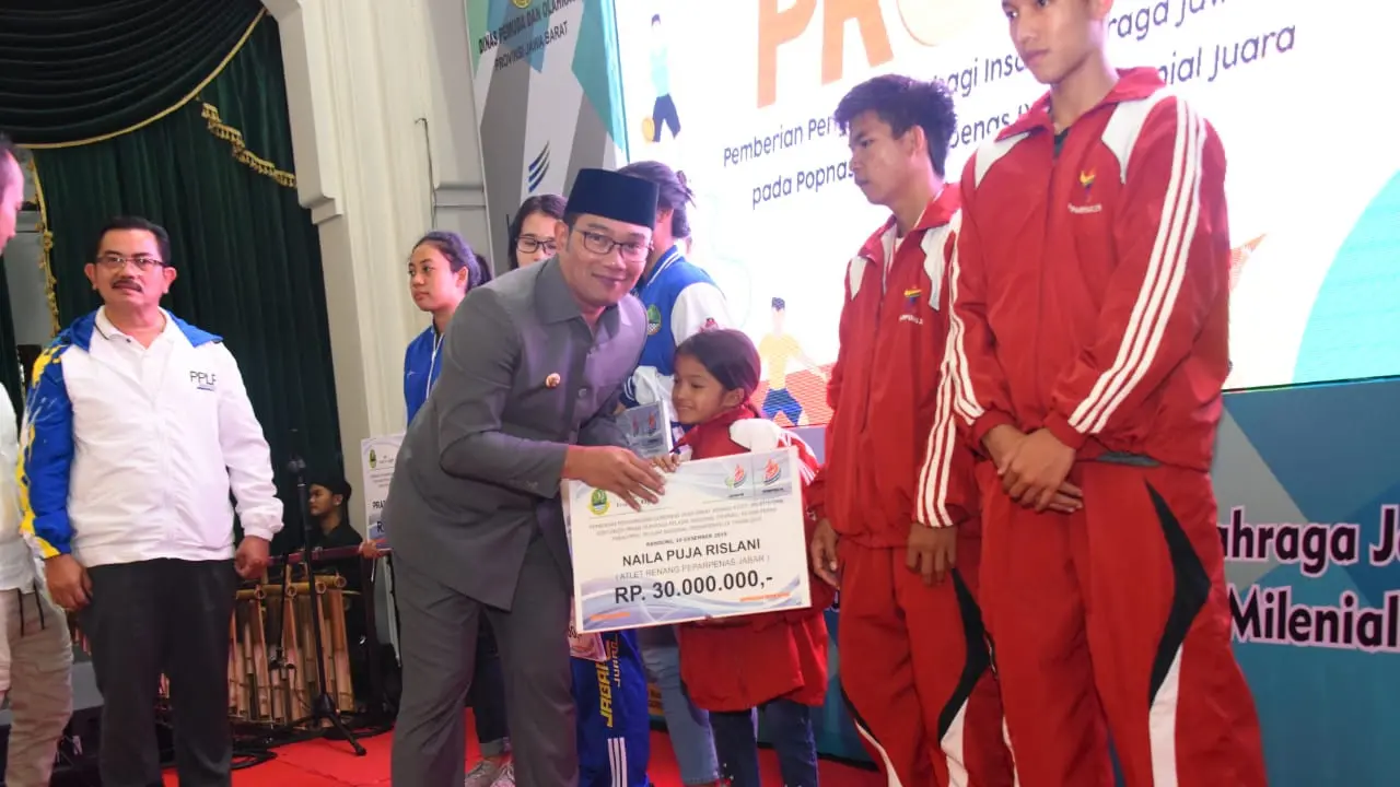 Gubernur Jabar Salurkan Bonus Rp 2,2 Miliar untuk Atlet POPNAS XV dan Peparpenas IX