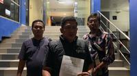 Seorang warga Jakarta Pusat melaporkan kasus dugaan pencatutan NIK KTP untuk mendukung pasangan cagub-cawagub Jakarta 2024 dari jalur independen Dharma Pongrekun dan Kun Wardana atau Dharma-Kun ke Polda Metro Jaya. (Liputan6.com/Ady Anugrahadi)