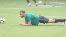 Ilija Spasojevic melakukan PLANK sebelum berlatih bersama timnas Indonesia U-23 di Lapangan A,B,C, Senayan, Jakarta (18/2/2018). Latihan ini merupakan persiapan Asian Games 2018. (Bola.com/Nick Hanoatubun)