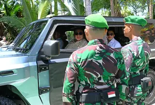 Kunjungan singkat Prabowo itu diketahui tidak masuk dalam agenda resmi Presiden.