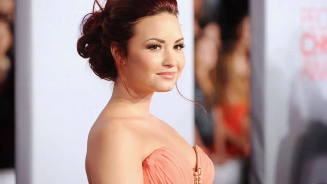 Twitter Pacar Dibajak, Foto Seksi Demi Lovato Muncul