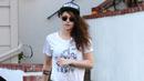Denim + kaos putih = penampilan paling mudah, simpel, namun selalu modis. Untuk pilihan kaos putih, coba tren kaos monokrom alias hitam-putih seperti yang dilakukan Kristen Stewart untuk menjaga kesan simpel. (huffingtonpost.ca)