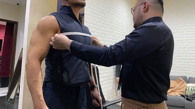 Samuel Wongso mengunggah foto sedang mengukur tubuh Deddy Corbuzier di akun Instagram terverifikasi miliknya. (https://www.instagram.com/p/CEblHE1FkJv/)