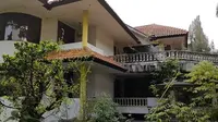 Penampakan rumah kosong di Bandung yang ditinggal pemiliknya selama 20 tahun. (YouTube/Sang penjelajah Amatir)