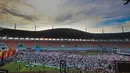 Sabtu (21/3/2026) pagi, ribuan umat Muslim berdatangan dan memadati area lapangan di Stadion Pakansari, Cibinong, Kabupaten Bogor, Jawa Barat. Tampak dalam foto, ribuan umat Muslim saat melaksanakan rangkaian salat Idulfitri 1447 Hijriah di Lapangan Utama Stadion Pakansari, Cibinong, Kabupaten Bogor, Jawa Barat, Sabtu (21/3/2026). (Kapanlagi.com/Budy Santoso)