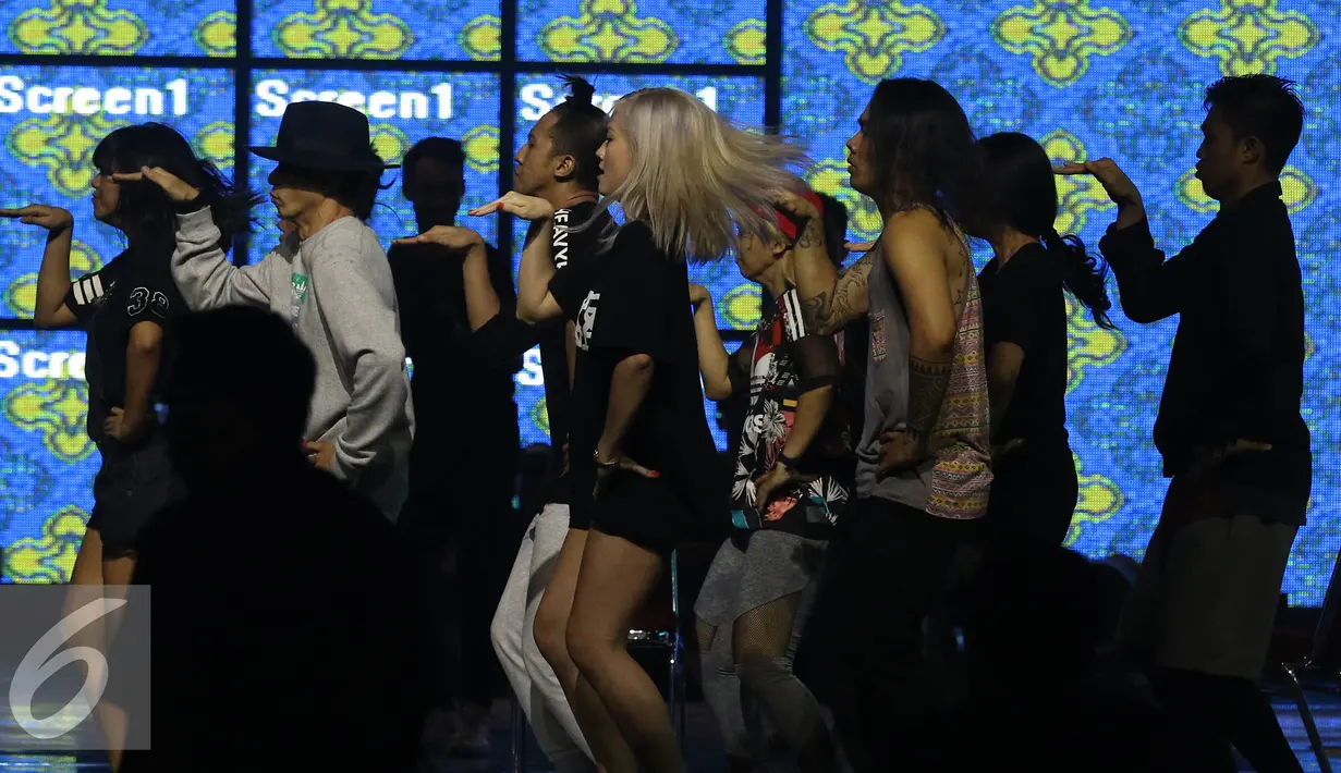 Agnes Mo saat latihan menari untuk tampil di HUT SCTV ke-26 di Istora Senayan, Jakarta, Senin (22/8). Agnez Mo akan tampil di HUT SCTV ke-26 yang akan disiarkan langsung pada Rabu (24/8). (Liputan6.com/Herman Zakharia)