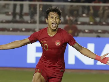 Striker Timnas Indonesia U-22, Osvaldo Haay, merayakan gol yang dicetaknya ke gawang Myanmar U-22 di di Stadion Rizal Memorial, Manila, Sabtu (7/12). Indonesia menang 4-2 atas Myanmar. (Bola.com/M Iqbal Ichsan)