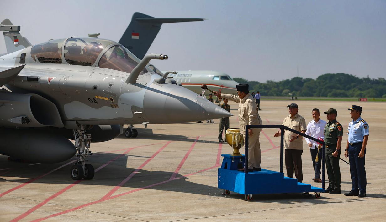 Presiden Prabowo Subianto (kiri) sesaat sebelum menyerahkan sejumlah Alat Utama Sistem Senjata (Alutsista) strategis ke TNI di Pangkalan Udara (Lanud) Halim Perdanakusuma, Jakarta, Senin (18/5/2026). (merdeka.com/Arie Basuki)