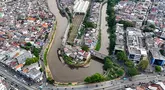 Foto udara memperlihatkan hunian warga di sekitar bantaran Kali Ciliwung yang membelah Kelurahan Kampung Melayu, Jakarta Timur dan Bukit Duri, Jakarta, Selasa (29/4/2025). (merdeka.com/Arie Basuki)
