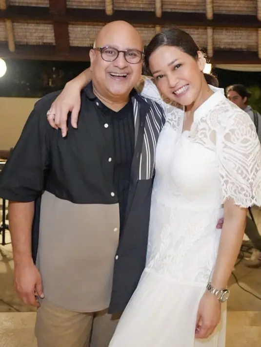 Maia Estianty tampak anggun mengenakan dress putih dengan detail bordir di bagian tangan. Ia pun menghabiskan waktu malam tahun baru dengan suami dan anak-anaknya. Dok. @maiaestiantyreal