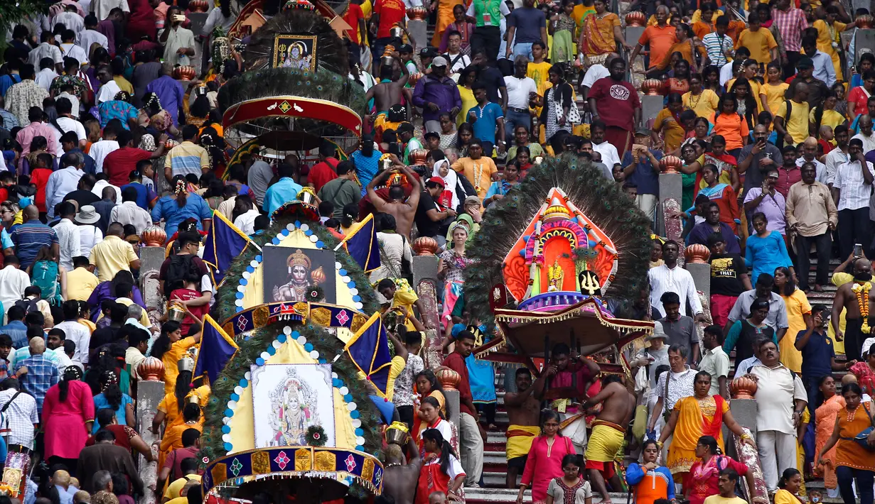 Ribuan umat Hindu berkerumun di Kuil Batu Caves selama Festival Thaipusam di Kuala Lumpur, Malaysia, Rabu (31/1). (AP Photo/Sadiq Asyraf)