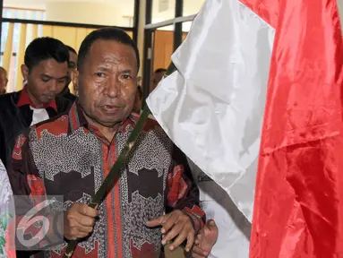 Jannes Johan Karubaba saat akan menjalani sidang perdana di Gedung Tipikor, Jakarta, Senin (13/7/2015). Karubaba diduga melakukan korupsi pengadaan "Detailing Engineering Design" di Sungai Mamberamo dan Urumka. (Liputan6.com/Helmi Afandi)