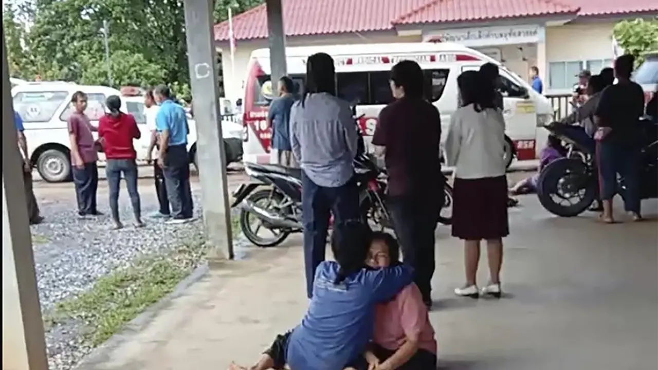Orang tua bersedih di lokasi penembakan massal dan penikaman, tempat penitipan anak di timur laut Thailand. (AP)