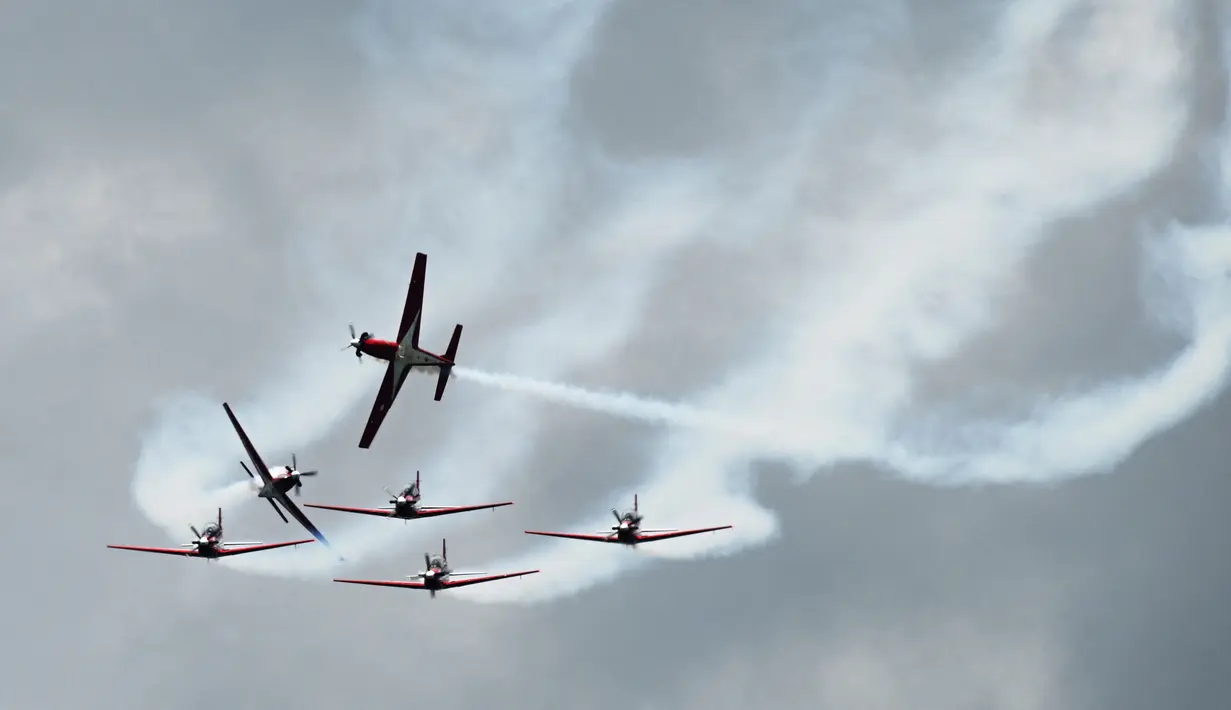 Jupiter Aerobatic Team TNI AU yang menerbangkan pesawat KT-1 tampil pada pertunjukan udara Singapore Airshow 2022 di Changi Exhibition Centre, Singapura, 15 Februari 2022. Singapore Airshow 2022 berlangsung pada 15 hingga 18 Februari. (ROSLAN RAHMAN/AFP)