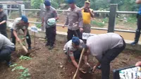 Penanaman pohon dan bersih-bersih Kali Ciliwung tersebut dilakukan sepanjang bantaran kali mulai dari kawasan Bidaracina hingga Kampung Pulo. (Foto: Merdeka.com)