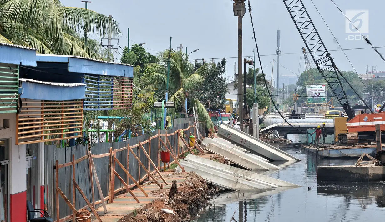 Pemasangan turap di sebelah Ruang Publik Terpadu Ramah Anak (RPTRA) Krendang, Tambora, Jakarta, Kamis (25/10). RPTRA Krendang akan dibuka kembali pada Desember mendatang atau hingga pemasangan turap selesai. (Merdeka.com/Iqbal Nugroho)