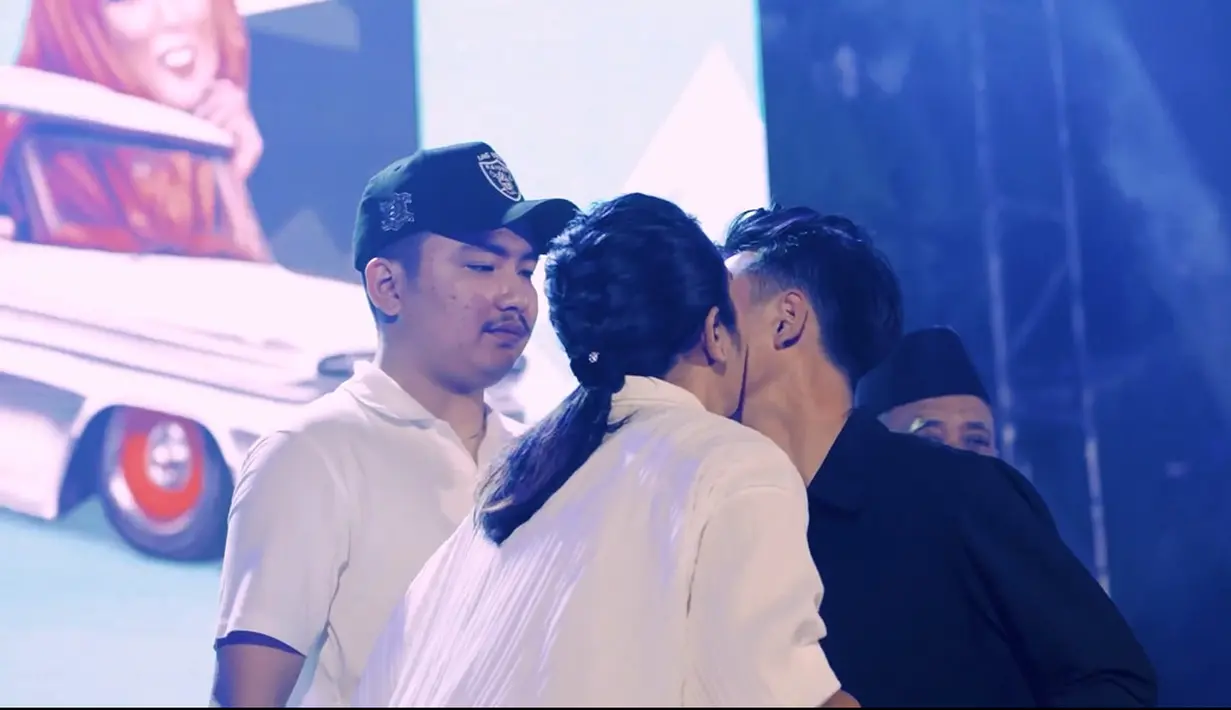 Soimah dan keluarganya juga tampak terlihat mengenakan pakaian sederhana. Penyanyi berusia 42 tahun itu mencium putranya setelah meniup lilin. [Instagram/showimah]