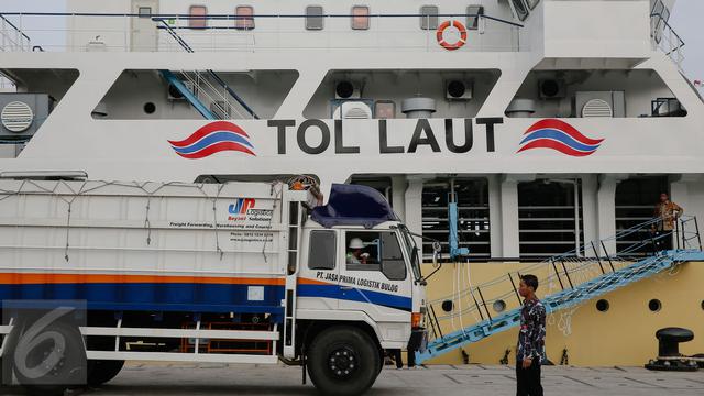 20151211-Presiden Sambut Kapal Pengangkut Ternak KM Camara Nusantara I