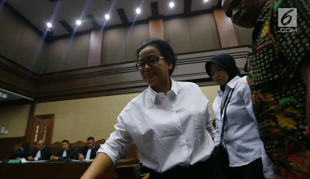Mantan anggota Komisi II DPR Miryam S Haryani seusai sidang perdana di Pengadilan Tipikor Jakarta, Kamis (13/7). Sidang kasus dugaan pemberian keterangan palsu dalam kasus e-KTP itu beragenda pembacaan dakwaan dari JPU. (Liputan6.com/Helmi Afandi)