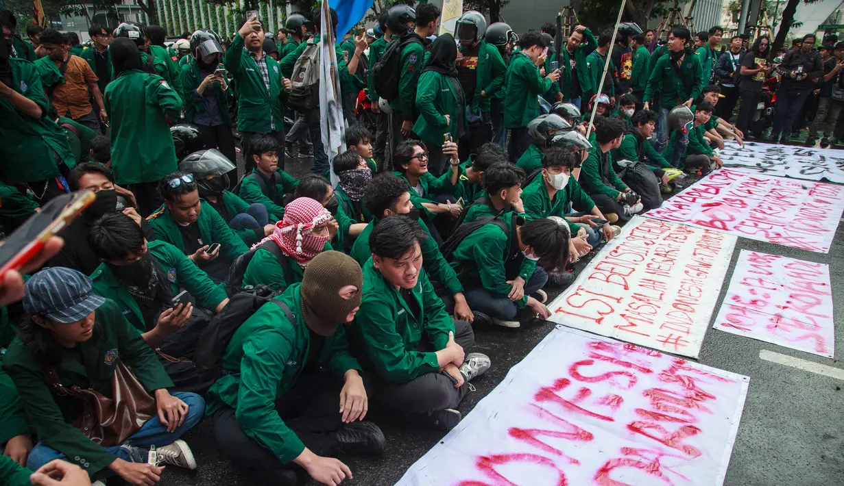 Mahasiswa melakukan aksi protes terhadap kenaikan harga Bahan Bakar Minyak (BBM) non-subsidi dan program Makan Bergizi Gratis (MBG) di Jakarta, Senin 15 Juni 2026. (Aditya Irawan/AFP)