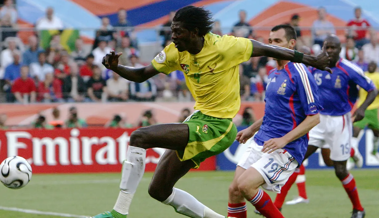 Emmanuel Adebayor. Striker Togo berusia 38 tahun yang kini masih bermain bersama AC Semassi FC ini tercatat sebagai pencetak gol terbanyak bagi Timnas Togo sepanjang masa dengan raihan 32 gol dari total 88 penampilan. Timnas Togo pun mampu dibawanya mengecap satu-satunya edisi Piala Dunia sepanjang sejarah pada edisi 2006. Total tampil dalam 3 laga di fase grup, ia gagal mencetak satu pun gol maupun assist. (AFP/Pascal Pavani)