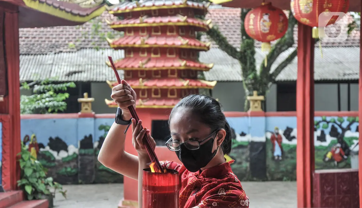 Warga keturunan Tionghoa membakar dupa saat sembahyang Tahun Baru Imlek 2574 di Wihara Buddha Dharma & Pho Sat, Tajur Halang, Bogor, Minggu (22/1/2023). Wihara Buddha Dharma & Pho Sat atau yang juga dikenal dengan Wihara Buddha Tidur menjadi salah satu tempat ibadah warga Tionghoa dalam merayakan Tahun Baru Imlek sebagai ungkapan rasa syukur atas rejeki dan keselamatan dari tuhan serta untuk pengharapan kehidupan lebih baik di tahun Kelinci Air. (merdeka.com/Iqbal S Nugroho)