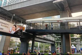 Warga melintasi tangga JPO di Jalan HR Rasuna Said, Jakarta (Liputan6.com/Helmi Fithriansyah)
