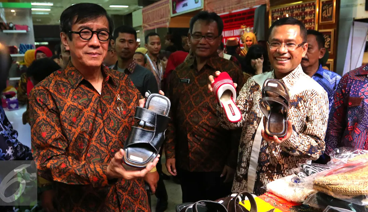Menkumham Yasonna Laoly dan Menperin Saleh Husin melihat kerajinan tangan buatan Warga Binaan Pemasyarakatan saat Pameran Produk Unggulan Narapidana Tahun 2016 di Plasa Kemenperin, Jakarta, Selasa (19/4/2016). (Liputan6.com/Angga Yuniar)