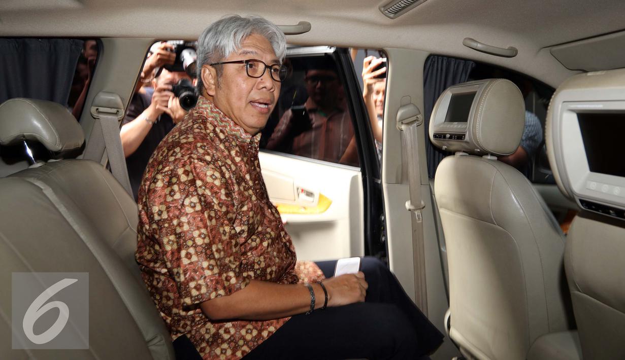 Dirjen Minerba Kementerian ESDM Bambang Gatot Ariyono berada di dalam mobil usai diperiksa KPK, Jakarta, (16/9). Bambang diperiksa terkait kasus penyalahgunaan wewenang persetujuam dan penerbitan IUP di Sultra tahun 2008-2014. (Liputan6.com/Helmi Afandi)