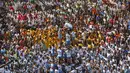 Ribuan umat Hindu membentuk piramida manusia untuk mencapai dan memecahkan dahi-handi (pot yang terbuat dari tanah liat) pada Festival Janmashtami di Mumbai, India, 6 September 2015. Festival ini menandai kelahiran dewa Krishna (REUTERS/Danish Siddiqui)