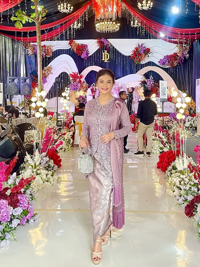 6 Outfit Kondangan Ala Bella Saphira, Inspirasi Tampil Fresh di Usia 50 Tahun