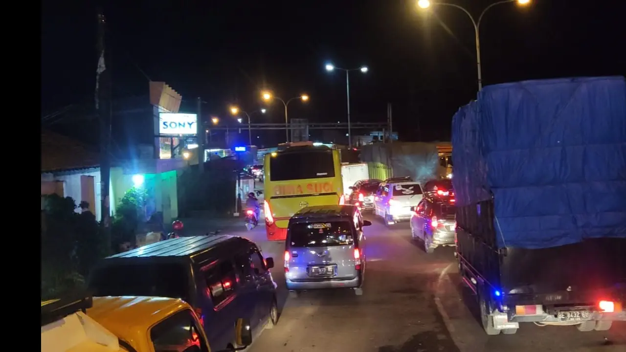 Kepadatan arus mudik Idul Fitri 1444 H mulai terlihat di Pelabuhan Merak, Kota Cilegon, Banten, pada Kamis (13/4/2023) malam.