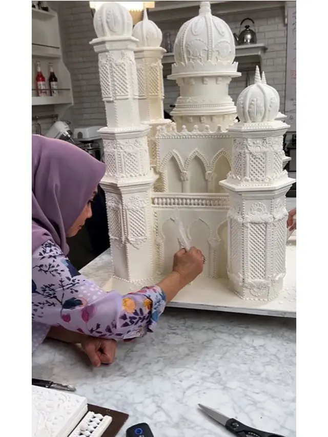 Sambut Lebaran, Ini 6 Potret Rieta Amilia dan Desiree Tarigan Bantu Bikin Kue Masjid