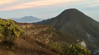 Puncak Gunung Pangrango dilihat dari Gunung Gede. Foto: Muhammad Nuramdani.