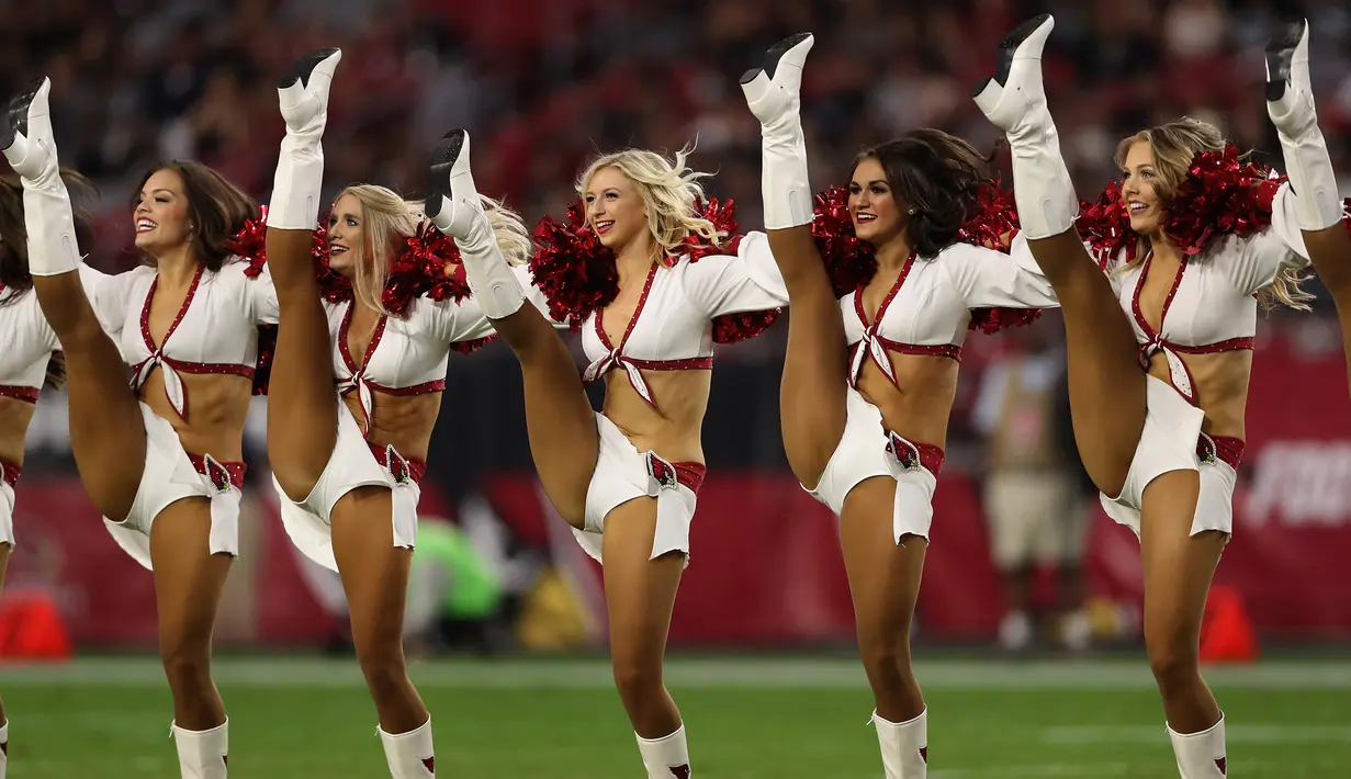 Aksi para cheerleader Arizona Cardinals saat tampil sebelum pertandingan NFL melawan Oakland Raiders di University of Phoenix Stadium di Glendale, Arizona (12/8). (Christian Petersen / Getty Images / AFP)