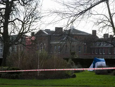 Sebuah tenda petugas forensik didirikan di dekat Istana Kensington, London, Inggris, Selasa (9/2). Seorang pria bunuh diri dengan membakar tubuhnya di depan tempat tinggal Pangeran William beserta istrinya, Kate Middleton. (REUTERS/Neil Hall)