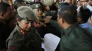 Ibu-ibu personel Satpol PP bersitegang dengan petugas keamanan di depan Hotel Alexis, Jakarta, Kamis (29/3). Pemprov DKI Jakarta resmi menutup operasi Hotel Alexis. (Liputan6.com/Immanuel Antonius)