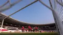 Sejumlah pemain Timnas Indonesia U-17 melakukan pemanasan saat latihan persiapan menjelang Piala Dunia U-17 2023 di Stadion Utama Gelora Bung Karno (SUGBK), Senayan, Jakarta, Senin (30/10/2023). (Bola.com/Bagaskara Lazuardi)