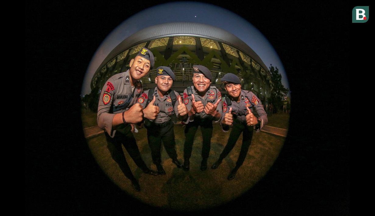 <p>Dari kiri ke kanan: Samudra R, A Wicaksono, C L Nadapdap, dan R Sandy merupakan anggota Polri yang sedang bertugas di Stadion Patriot Candrabhaga. Begini tanggapan mereka soal Timnas Indonesia U-19 di ajang Piala AFF U-19 2022: "Perkembangan Timnas Indonesia U-19 sejauh ini bagus dan secara taktik lebih berkembang." (Bola.com/Bagaskara Lazuardi)</p>