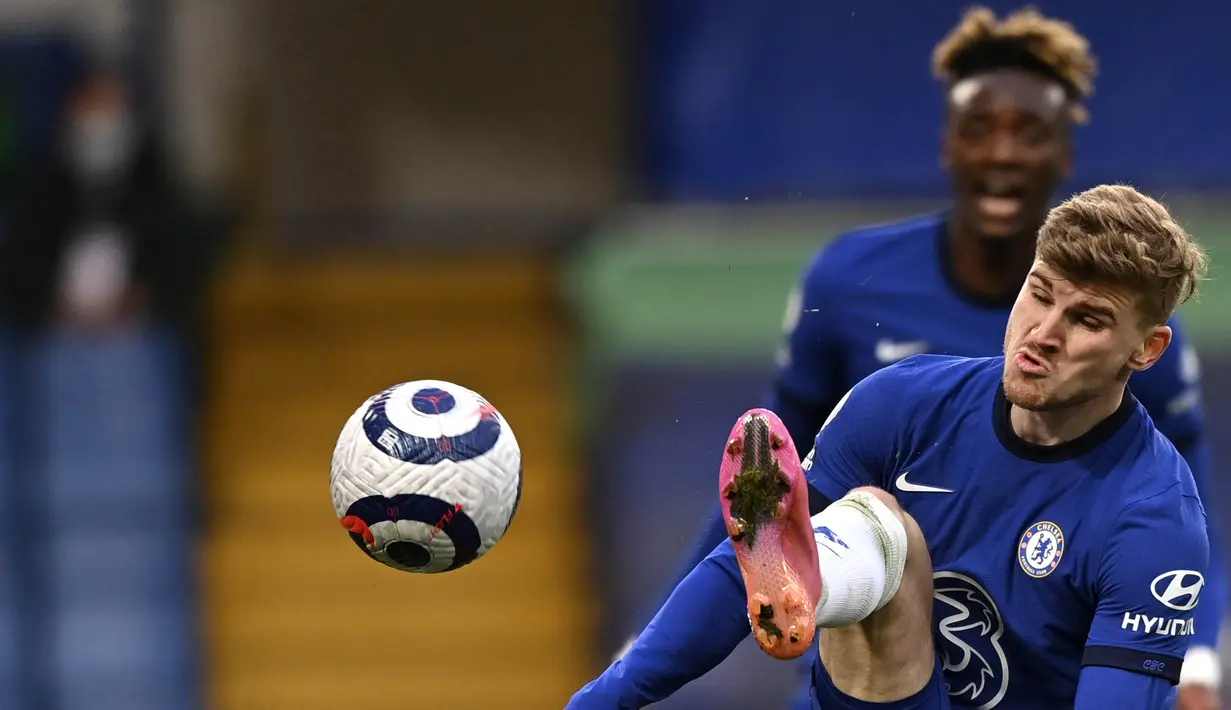 Chelsea sepertinya sudah cukup puas dengan skor 2-0. Mereka pun seolah tak bernafsu lagi untuk menambah gol di sisa waktu yang ada. Hingga peluit panjang, skor itu tak berubah. (Foto: AP/Pool/Justin Setterfield)