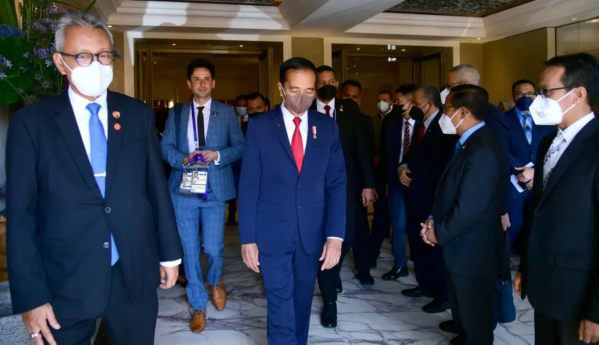 Presiden Joko Widodo atau Jokowi saat menuju lokasi KTT G7 dari Munich, Jerman, 27 Juni 2022. Perjalanan Jokowi menuju lokasi KTT G7 selama kurang lebih 30 menit penerbangan bersama Perdana Menteri India Narendra Modi. (Foto: Laily Rachev - Biro Pers Sekretariat Presiden)