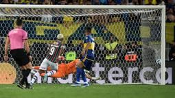 Pemain Fluminense, John Kennedy (kedua kiri) mencetak gol kemenangan timnya ke gawang Boca Juniors pada final Copa Libertadores yang berlangsung di Maracana Stadium , Rio de Janeiro, Brasil, 5 November 2023 WIB. (AFP/Carl De Souza)