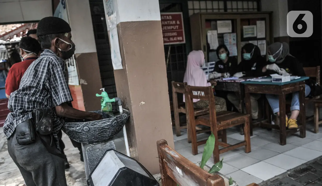 Suasana rapid test kepada warga di SDN 01 Petamburan, Jakarta, Minggu (22/11/2020). Polda Metro Jaya menggelar rapid test gratis kepada warga Petamburan sebagai langkah mencegah penyebaran Covid-19. (merdeka.com/Iqbal S. Nugroho)
