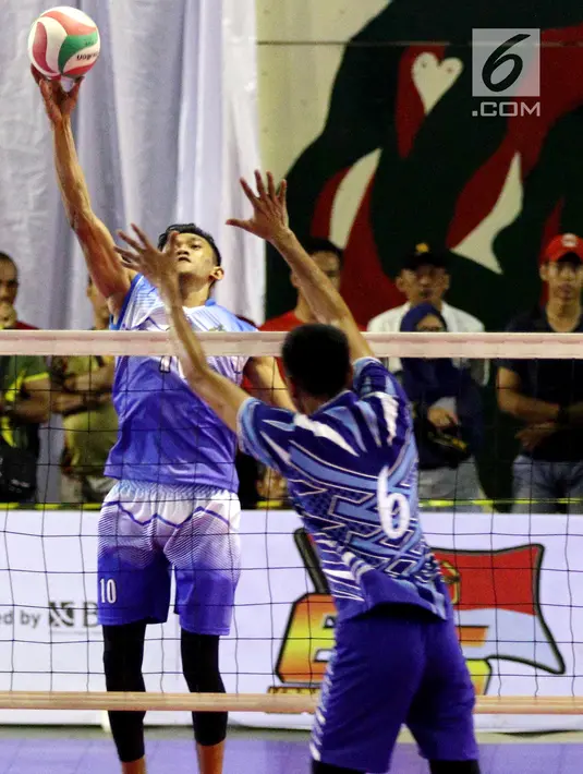 Tim Voli TNI AL saat bertanding melawan tim PBVAD pada final turnamen Danjen Kopassus Open Volleyball Tournament di GOR Nanggala, Jakarta. Minggu (08/4). Tim TNI AL memenangkan set keempat 25-19 atas tim PBVAD.  (Liputan6.com/Johan Tallo)