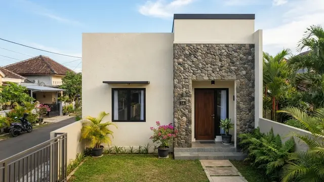 Model dinding dua tekstur untuk fasad rumah minimalis dengan desain dinding plester batu alam