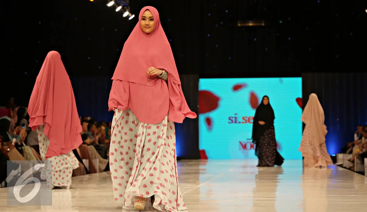 Model membawakan busana muslim rancangan Si.Se.Sa: Syar'i for Urban, Jakarta, Rabu (10/2). Peragaan menampilkan 61 koleksi dalam tujuh rangkaian babak produk terbaru Si.Se.Sa dengan rentang warna pastel yang lebar. (Liputan6.com/Immanuel Antonius)