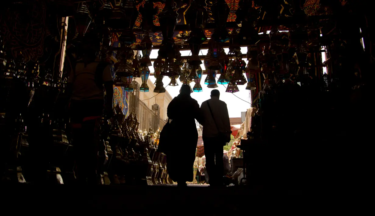 Warga mencari fanous, lentera tradisional penyemarak Ramadan, di sebuah pasar di Kairo, Mesir, (22/5).  Dalam menyambut bulan suci Ramadan warga Mesir mencari Fanous untuk menghiasi rumah nya yang sudah menjadi tradisi disana. (AP Photo / Amr Nabil)