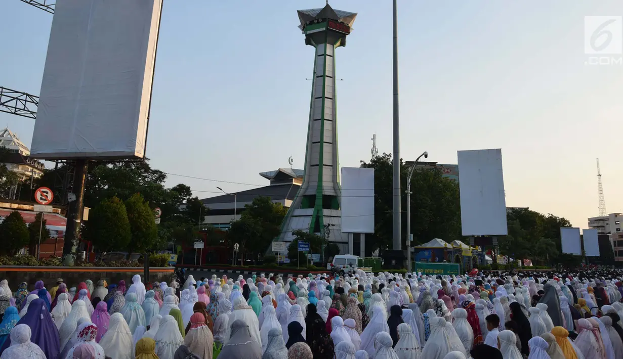 Ribuan jamaah bersiap salat Idul Fitri 1439 H di lapangan Pancasila, Simpanglima, Kota Semarang, Jumat (15/6). Masyarakat Indonesia hari ini merayakan Hari Raya Idul Fitri 1439 H sesuai ketetapan pemerintah yakni pada Jumat (15/6). (Liputan6.com/Gholib)