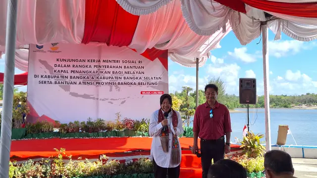 Menteri Sosial (Mensos) Tri Rismaharini menyerahkan bantuan berupa 51 kapal 5 GT kepada nelayan di Kabupaten Bangka dan Bangka Selatan, Provinsi Bangka Belitung, Selasa (4/7/2023).