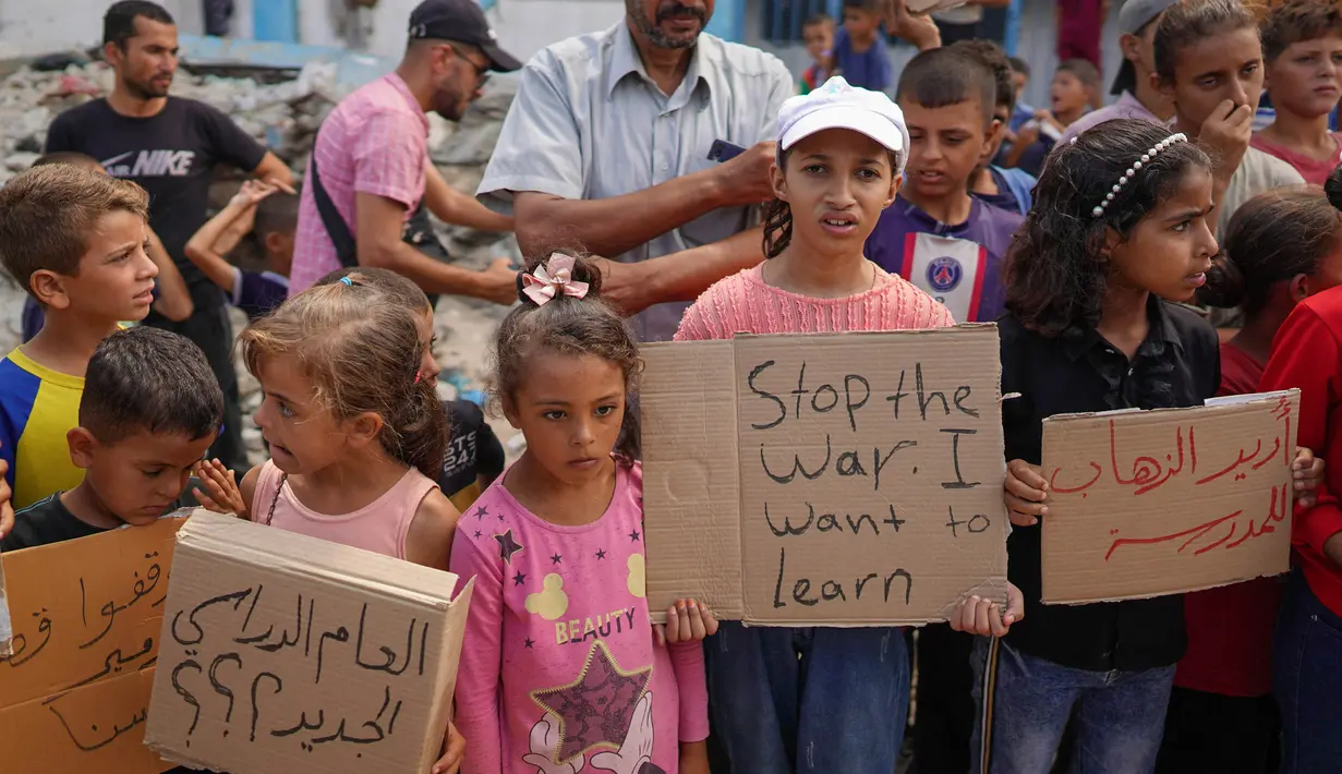 Data yang dikumpulkan oleh United Nations Children’s Fund (UNICEF), hingga 6 Juli 2024, 564 sekolah di Jalur Gaza mengalami kerusakan akibat serangan Israel. (Bashar TALEB/AFP)